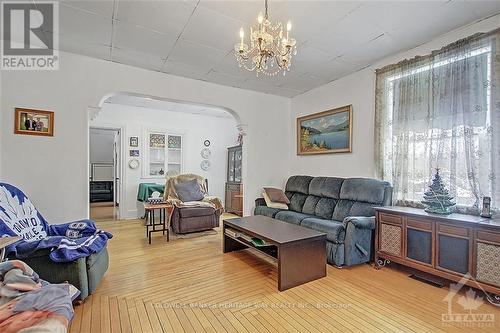 170 Boyd'S Road, Lanark Highlands, ON - Indoor Photo Showing Living Room