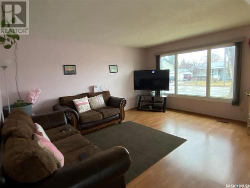 364 Second Avenue N, Yorkton, SK - Indoor Photo Showing Living Room