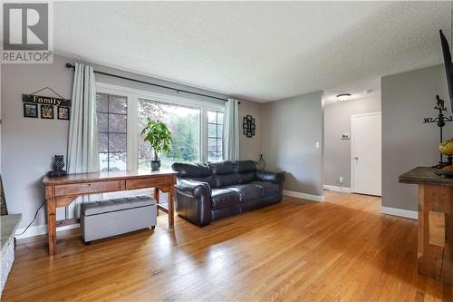 268 Wade Avenue, Renfrew, ON - Indoor Photo Showing Living Room