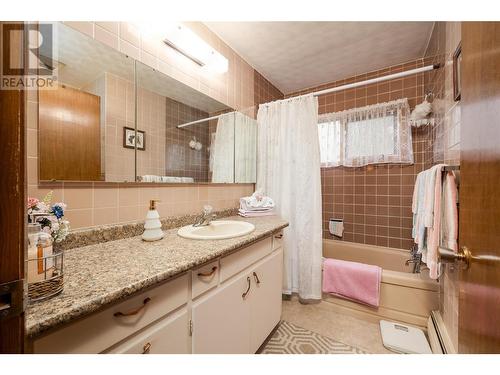 3079 Hall Road, Kelowna, BC - Indoor Photo Showing Bathroom
