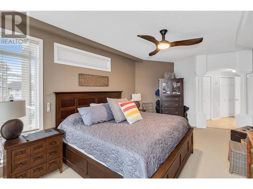 1088 Sunset Drive Unit# 431, Kelowna, BC - Indoor Photo Showing Bedroom