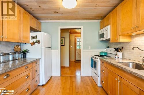 2460 Fred Jones Road, Haliburton, ON - Indoor Photo Showing Kitchen