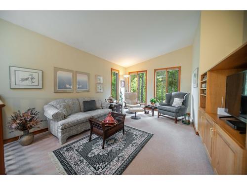 3023 Westside Road, Moyie, BC - Indoor Photo Showing Living Room