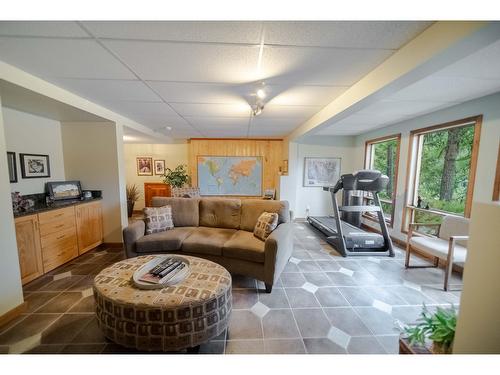 3023 Westside Road, Moyie, BC - Indoor Photo Showing Living Room