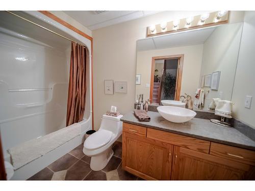 3023 Westside Road, Moyie, BC - Indoor Photo Showing Bathroom