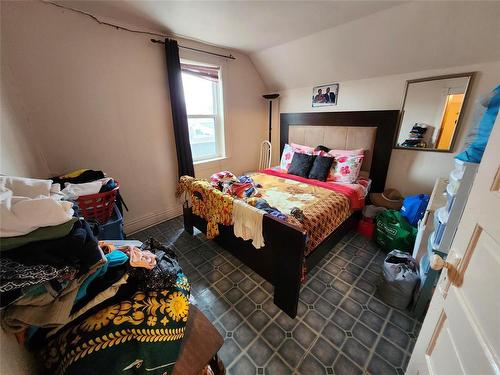 415 Simcoe Street, Winnipeg, MB - Indoor Photo Showing Bedroom