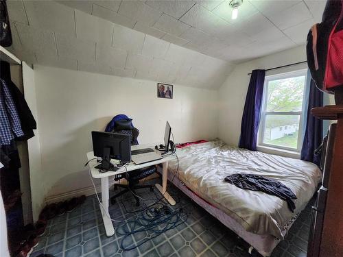 415 Simcoe Street, Winnipeg, MB - Indoor Photo Showing Bedroom