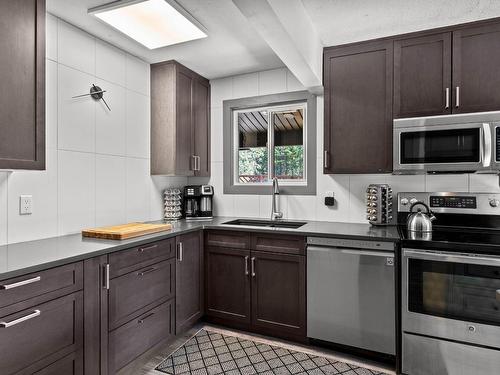 2486 Heffley Louis Cr Rd, Kamloops, BC - Indoor Photo Showing Kitchen With Double Sink