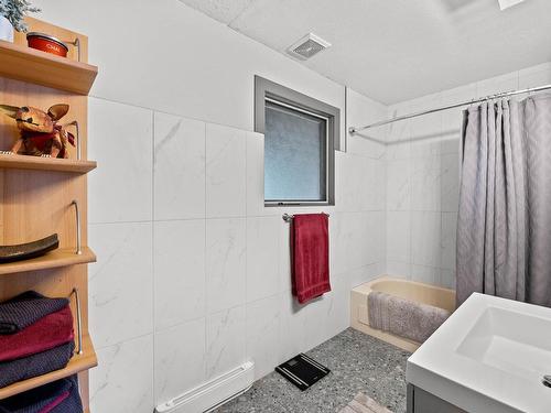 2486 Heffley Louis Cr Rd, Kamloops, BC - Indoor Photo Showing Bathroom