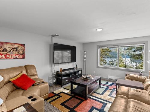 2486 Heffley Louis Cr Rd, Kamloops, BC - Indoor Photo Showing Living Room