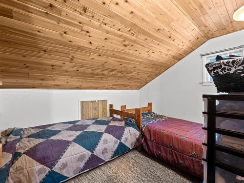 2486 Heffley Louis Cr Rd, Kamloops, BC - Indoor Photo Showing Bedroom