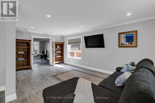 23 Grants Way, Barrie, ON - Indoor Photo Showing Living Room