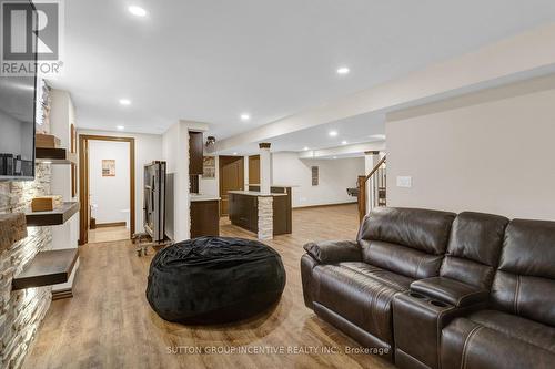 23 Grants Way, Barrie, ON - Indoor Photo Showing Living Room