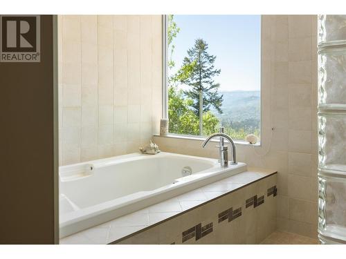 5454 Kingsview Road, Vernon, BC - Indoor Photo Showing Bathroom