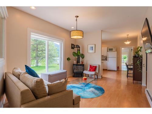 606 Jorgensen Road, Nelson, BC - Indoor Photo Showing Living Room