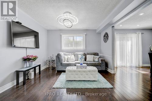 12 Charing Drive, Mississauga, ON - Indoor Photo Showing Living Room