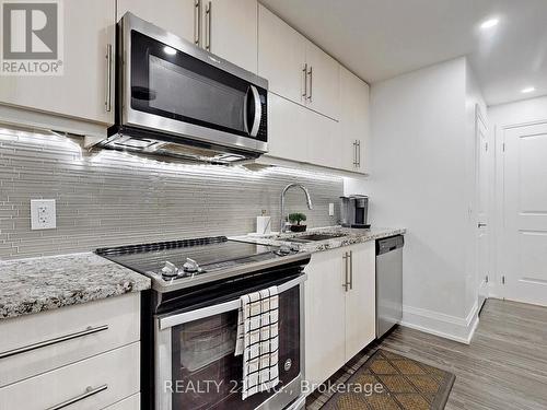 Th 114 - 2800 Keele Street, Toronto, ON - Indoor Photo Showing Kitchen With Upgraded Kitchen