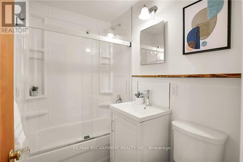 157 East 43Rd Street, Hamilton, ON - Indoor Photo Showing Bathroom