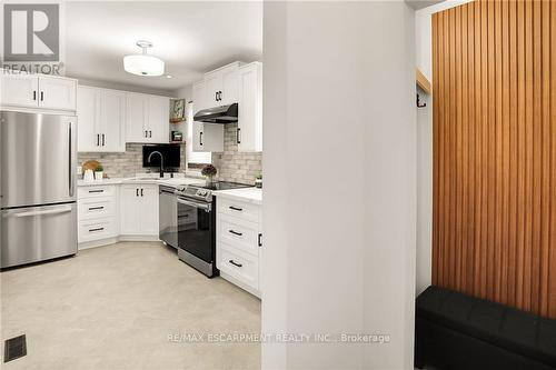 157 East 43Rd Street, Hamilton, ON - Indoor Photo Showing Kitchen