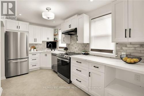 157 East 43Rd Street, Hamilton, ON - Indoor Photo Showing Kitchen With Upgraded Kitchen