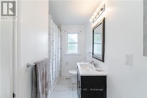 327 East 16Th Street, Hamilton, ON - Indoor Photo Showing Bathroom