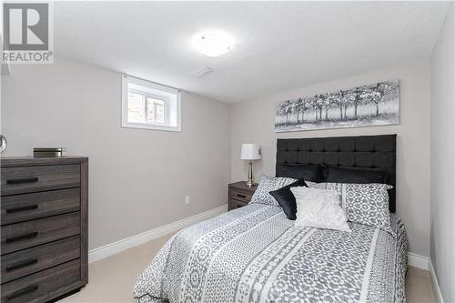 327 East 16Th Street, Hamilton, ON - Indoor Photo Showing Bedroom