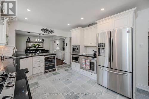 22 Arkendo Drive, Oakville, ON - Indoor Photo Showing Kitchen With Upgraded Kitchen