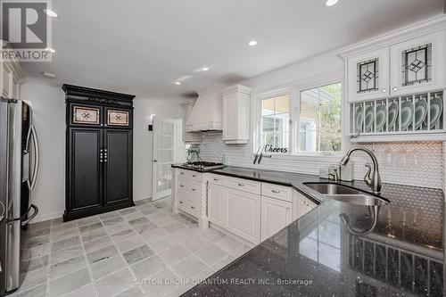 22 Arkendo Drive, Oakville, ON - Indoor Photo Showing Kitchen With Double Sink With Upgraded Kitchen