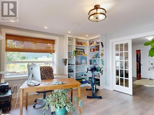 4129 Highway 101, Powell River, BC - Indoor Photo Showing Living Room