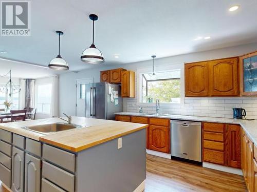 4129 Highway 101, Powell River, BC - Indoor Photo Showing Kitchen