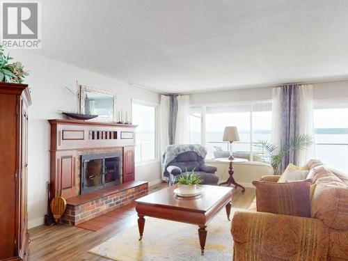 4129 Highway 101, Powell River, BC - Indoor Photo Showing Living Room