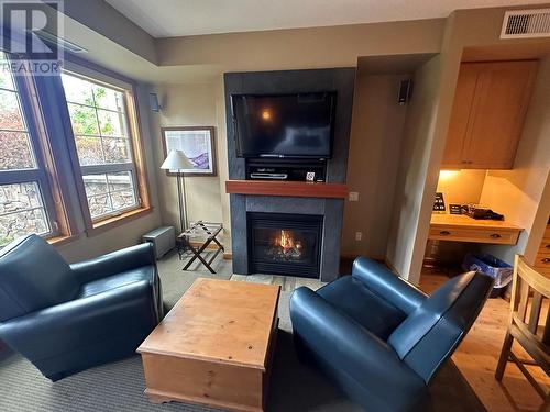 107 Village Centre Court Unit# 116, Vernon, BC - Indoor Photo Showing Living Room With Fireplace