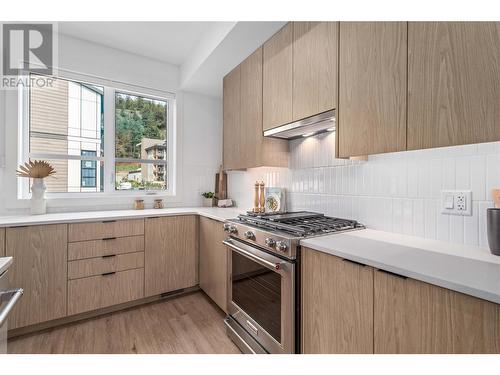 1455 Cara Glen Court Unit# 113, Kelowna, BC - Indoor Photo Showing Kitchen With Upgraded Kitchen