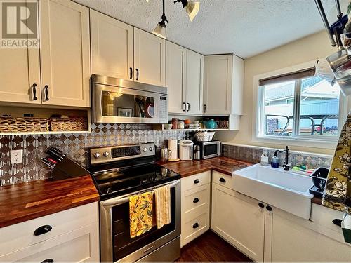 1451 1St Avenue Ne Unit# 701, Salmon Arm, BC - Indoor Photo Showing Kitchen