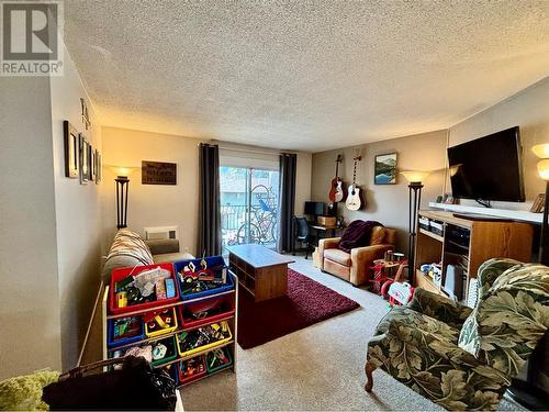 1451 1St Avenue Ne Unit# 701, Salmon Arm, BC - Indoor Photo Showing Living Room