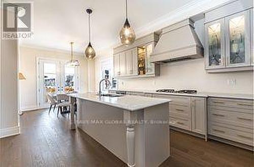319 Dannywheeler Boulevard, Georgina, ON - Indoor Photo Showing Kitchen With Upgraded Kitchen