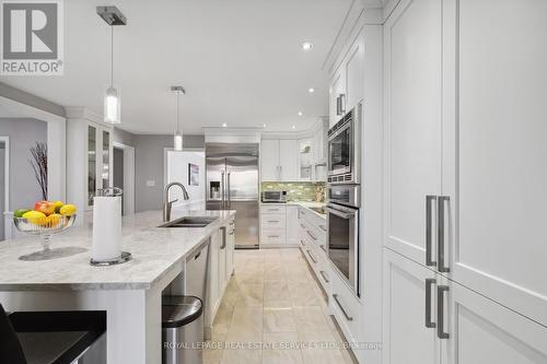 1519 Ballantrae Drive, Mississauga, ON - Indoor Photo Showing Kitchen With Double Sink With Upgraded Kitchen