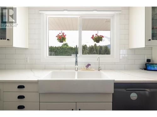 143 Stepping Stones Crescent, Vernon, BC - Indoor Photo Showing Kitchen With Double Sink