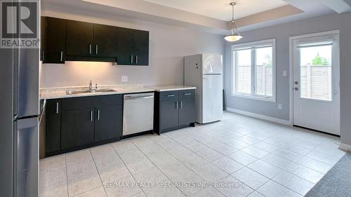 9 Bur Oak Drive, Thorold, ON - Indoor Photo Showing Kitchen With Double Sink