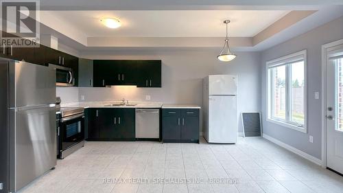 9 Bur Oak Drive, Thorold, ON - Indoor Photo Showing Kitchen With Double Sink