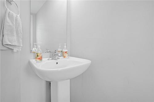 33 Charleswood Avenue, Hamilton, ON - Indoor Photo Showing Bathroom
