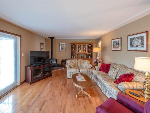 7811 97 Highway, Oliver, BC - Indoor Photo Showing Living Room