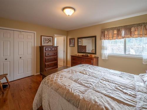7811 97 Highway, Oliver, BC - Indoor Photo Showing Bedroom
