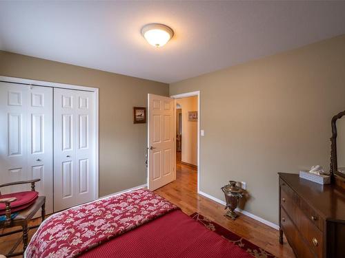 7811 97 Highway, Oliver, BC - Indoor Photo Showing Bedroom