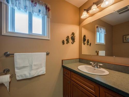 7811 97 Highway, Oliver, BC - Indoor Photo Showing Bathroom