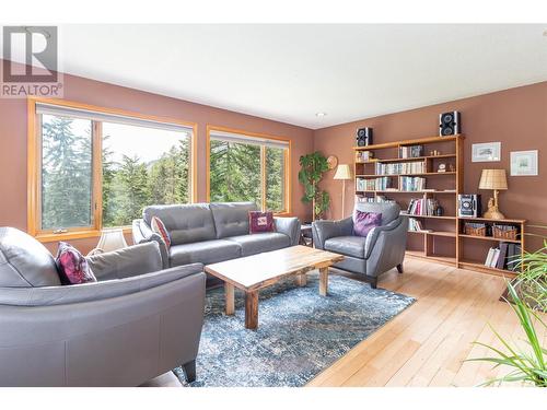 11300 Three Forks Road, Kelowna, BC - Indoor Photo Showing Living Room