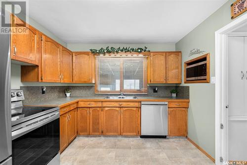 1137 13Th Avenue Nw, Moose Jaw, SK - Indoor Photo Showing Kitchen With Double Sink