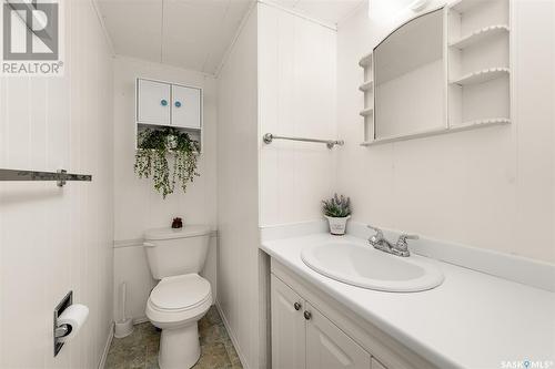 1137 13Th Avenue Nw, Moose Jaw, SK - Indoor Photo Showing Bathroom