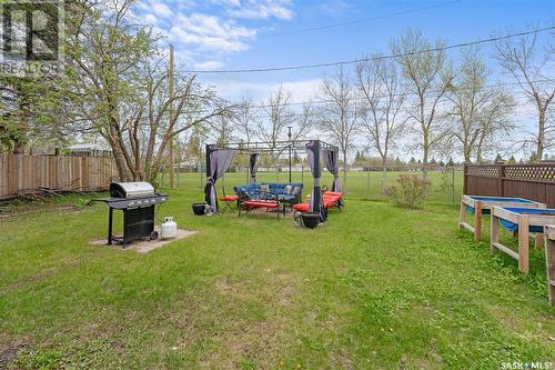 1137 13Th Avenue Nw, Moose Jaw, SK - Outdoor With Backyard