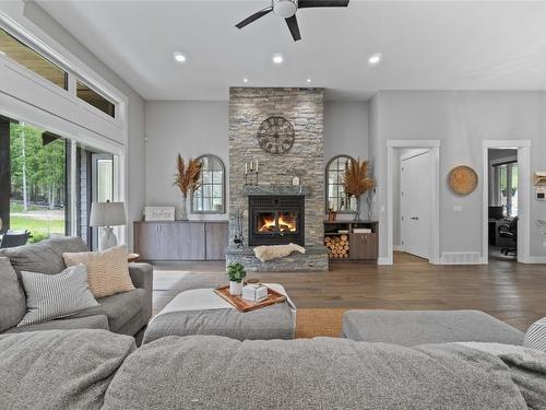 6970 Tillicum Road, Vernon, BC - Indoor Photo Showing Living Room With Fireplace